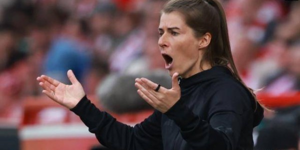 负于沃尔夫斯堡，欧洲五大联赛首位女主帅埃塔，德甲首秀尝到苦涩