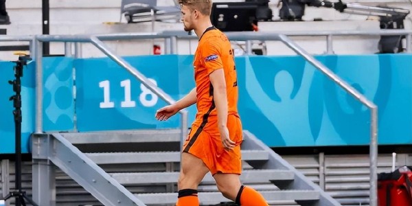 世界杯梦碎、赛季报销？曼联两任教练，都没能治好德里赫特的背伤