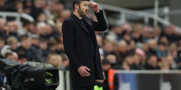 曼联还没想好：卡里克用战绩赢下信任票，但潜在竞争者实力不俗